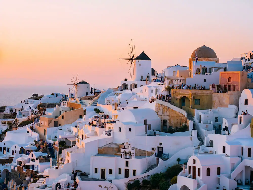 Stunning-Landscape-Traditional-cave-houses-in-Oia-Santorini